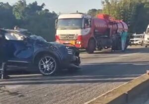 Motorista perde o controle e capota veículo na Índio Tibiriçá