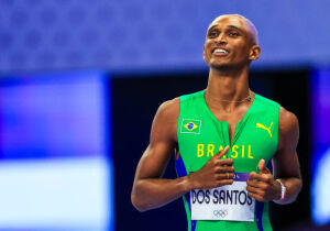 Alison dos Santos quebra recorde mundial dos 400m com barreiras