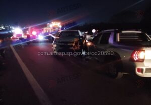 Pedestre morre após ser atropelado em acidente envolvendo sete veículos em Itaquá