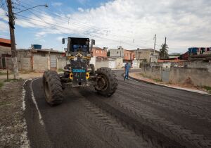 Obras de pavimentação avançam no Recanto Feliz com 1ª etapa de aplicação do asfalto 