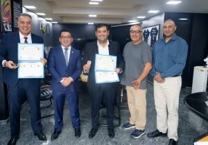 Prefeito recebe 'Challenge Coin' de associação de ex-combatentes e familiares da FEB