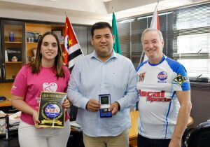 Prefeito recebe medalha 'Jubileu de Ouro' do presidente da Liga de Futsal