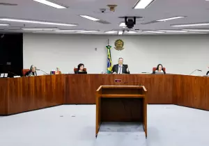 Dino e Moraes defendem rediscutir dispensa de diploma para jornalista