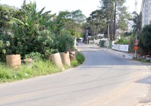 Obras da Sabesp na Estrada Fazenda Viaduto geram reclamações