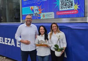 Saulo Souza recebe Cristiane Freitas, para visita às Carretas da Capacitação em Poá