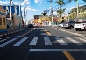 Avenida Brasil recebe novo asfalto e sinalização em Ferraz 