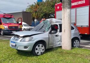 Motorista perde controle do carro e colide com poste em Suzano
