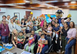 Crianças da rede municipal participam de city tour e visitam o gabinete do prefeito Saulo Souza