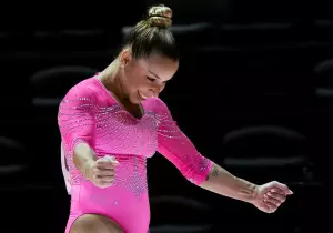 Flávia Saraiva é ouro nas assimétricas da Copa do Mundo de ginástica
