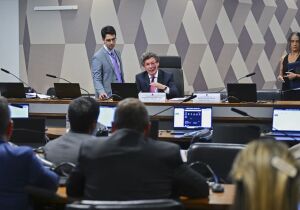Ajustes no texto adiam votação da MP da 'taxa das blusinhas'
