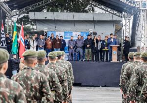 Desfile cívico-militar reúne mil pessoas no Parque Max Feffer 