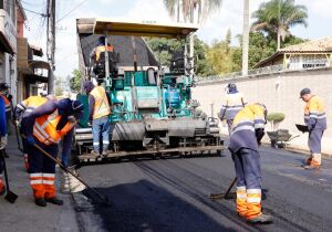 Estrada do Ribeirão passa por requalificação com aplicação de asfalto e reforma de guias