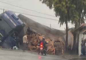 Carreta tomba e interdita rua de Brás Cubas em Mogi 