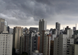 Defesa Civil alerta para chegada de frente fria com chuva e rajadas de vento no Estado de São Paulo