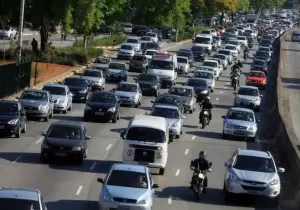 Motoristas devem redobrar cuidados ao dirigir na chuva; confira dicas