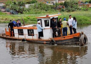 Prefeito e secretária estadual de Meio Ambiente vistoriam desassoreamento no rio Taiaçupeba