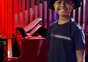 Leozinho participa do "Talk Raul", programa de Raul Gil, com músicas autorais.