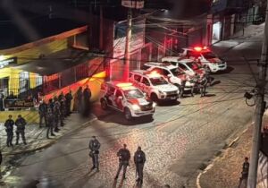Protesto reúne populares e policiais nos Predinhos, em Jundiapeba
