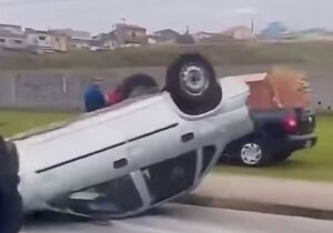Dois carros capotam e deixam um ferido em Mogi