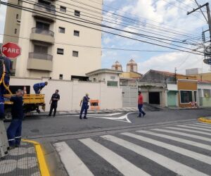 Canteiro central da rua Olegário Paiva, em Mogi, é aberto para