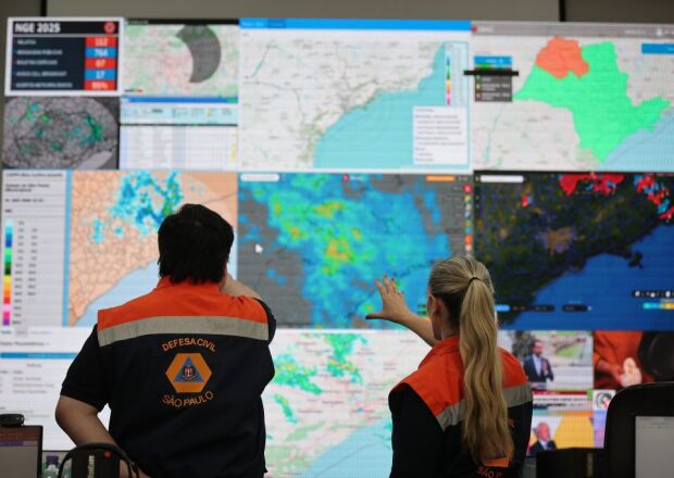 Frente fria avança e mantém chuva forte e risco elevado de transtornos em São Paulo até terça-feira 