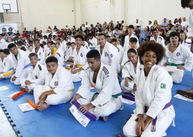 Judocas de Poá avançam na graduação de faixas
