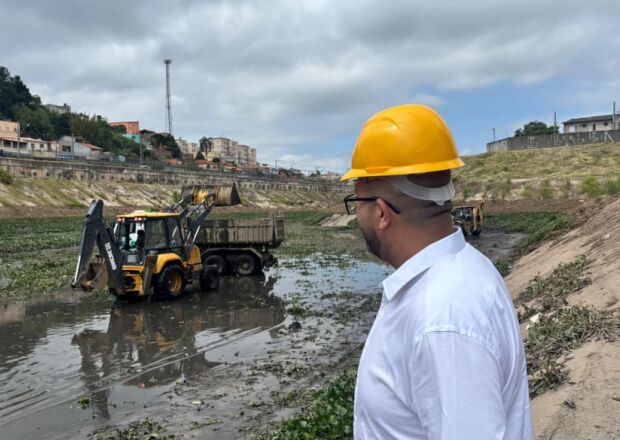 Poá inicia limpeza do piscinão em prevenção às chuvas de verão