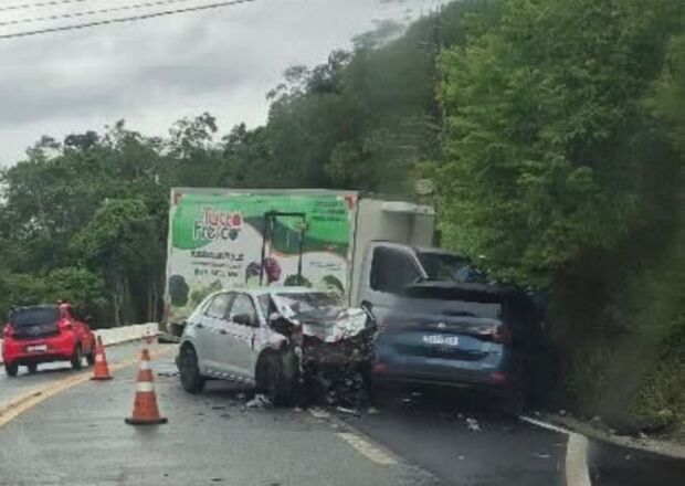 Acidente entre três veículos deixa feridos na Mogi-Guararema