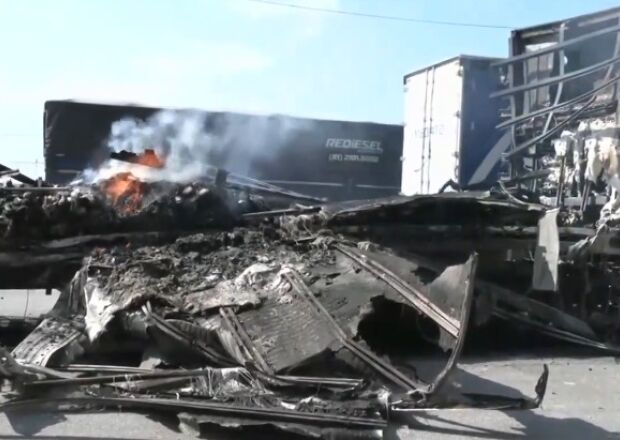 Carreta pega fogo após colisão e provoca cerca de 7 km de congestionamento na Dutra, em Arujá