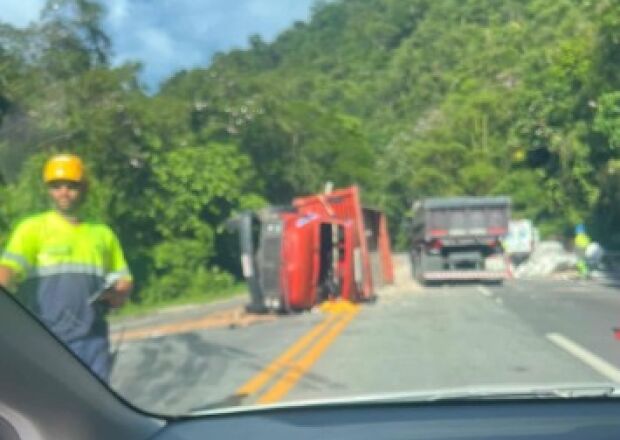 Caminhão tem falha nos freios e tomba na Mogi-Bertioga