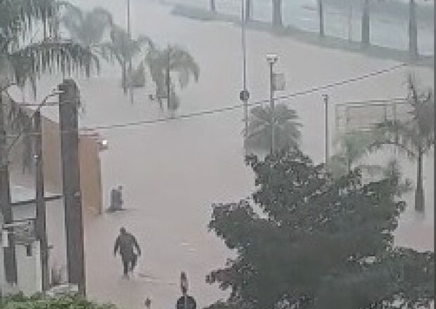 Policiais resgatam família ilhada durante enxurrada em Suzano