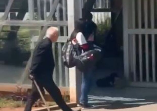 Homem é filmado agredindo um cachorro na entrada da Estação Suzano