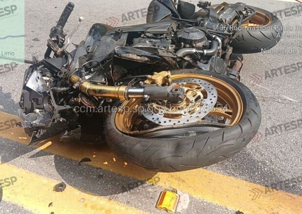 Motociclista morre e mulher fica ferida após acidente com caminhonete na Mogi-Bertioga