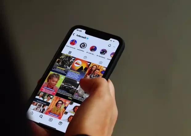 Redes sociais causam polarização e isolamento político em jovens
