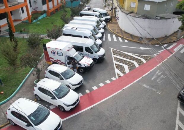 Ferraz amplia transporte sanitário com entrega de novas vans e reforço na frota da Saúde