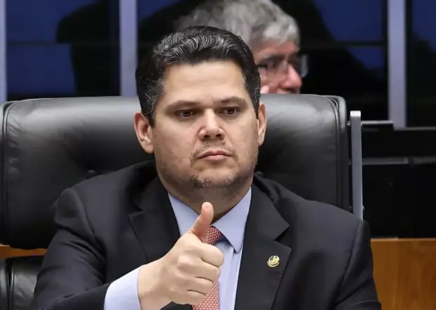 Alcolumbre destrava PEC do fim da 6x1 após conversas com Lula