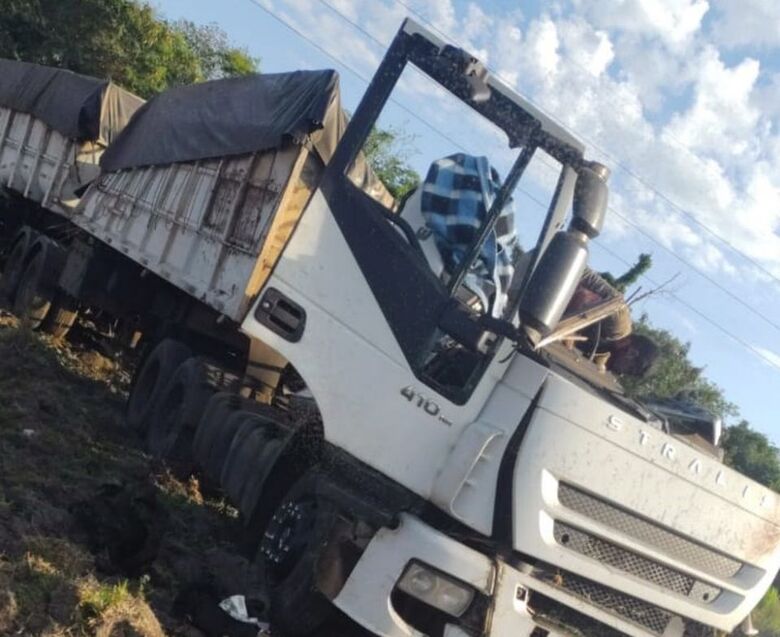 Pelo menos 22 duas pessoas morreram após um ônibus e um caminhão baterem de frente na Rodovia Alfredo de Oliveira Carvalho, entre Taguaí e Taquarituba, no interior de São Paulo. O acidente deixou ainda 15 feridos. Há vítimas presas nas ferragens, de acord