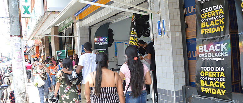 Black Friday movimentou o comércio da cidade ontem com promoções de preços