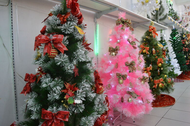 Comércios decoram lojas para atrair mais clientes no Natal