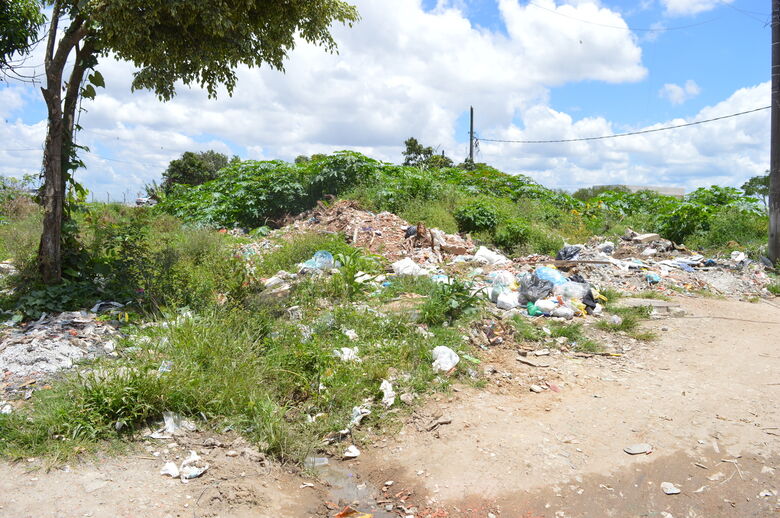 Moradores reclamam de lixo acumulado no Miguel Badra
