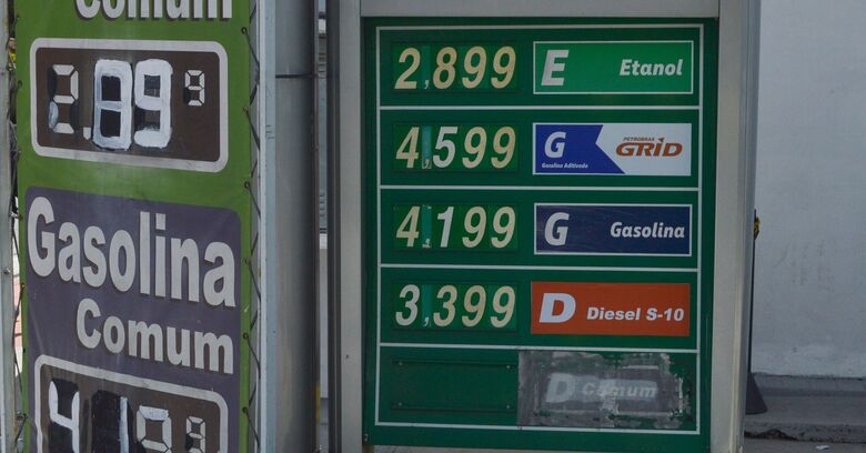 Preço do etanol aumenta e da gasolina se mantém