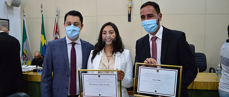 Priscila e vice receberam diplomas nesta sexta-feira