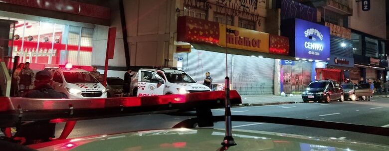 Homens tentam assaltar loja no centro de Suzano e um é detido pela polícia