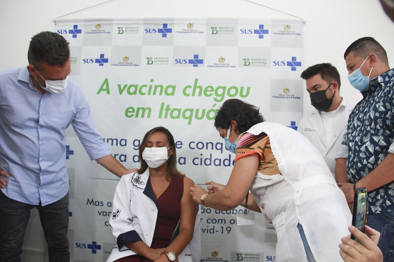 Coordenadora de enfermagem da UPA 24h é a primeira vacinada em Itaquá