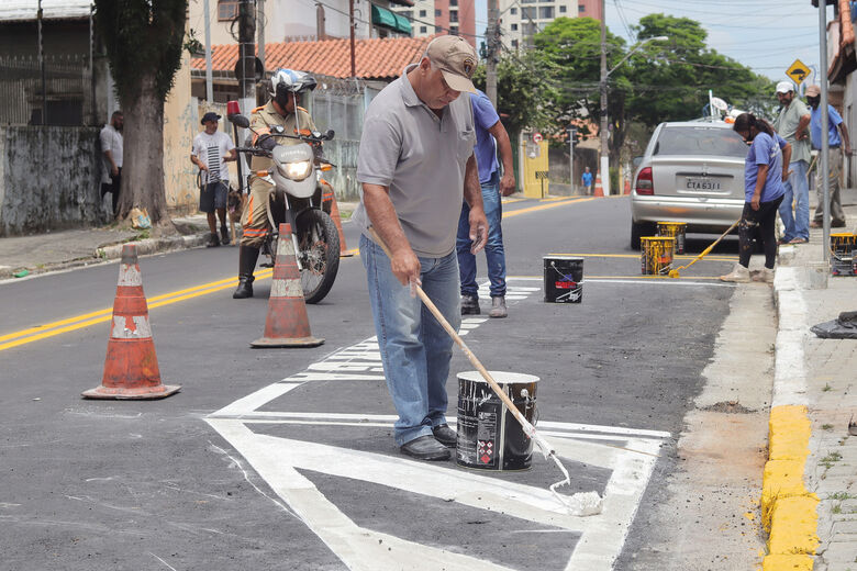 Após pavimentação, rua Antônio Renzi Primo recebe sinalização de trânsito