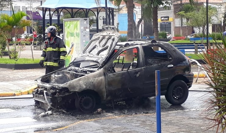 Carro pega fogo em rua no Centro de Mogi das Cruzes