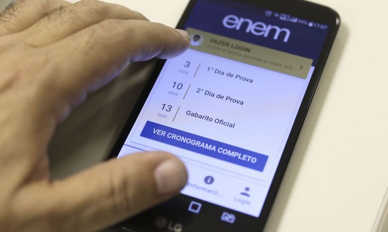 Candidatos do Enem lidam com internet precária e estudos pelo celular