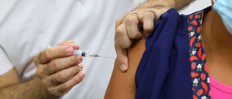 Imunização segue ordem de grupos prioritários