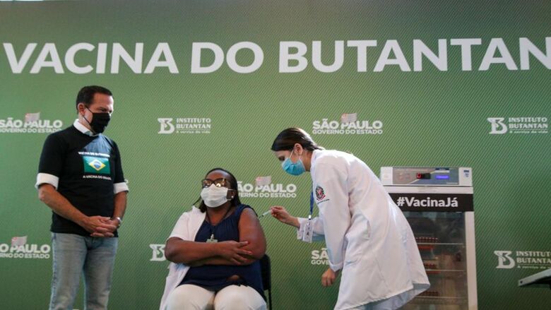 A enfermeira Mônica Calazans, 54, é a primeira brasileira imunizada com a vacina do Butantan contra a COVID-19 no país