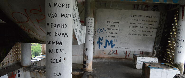 Frases motivacionais são escritas por poeta nas paredes do Mirante do Sesc
